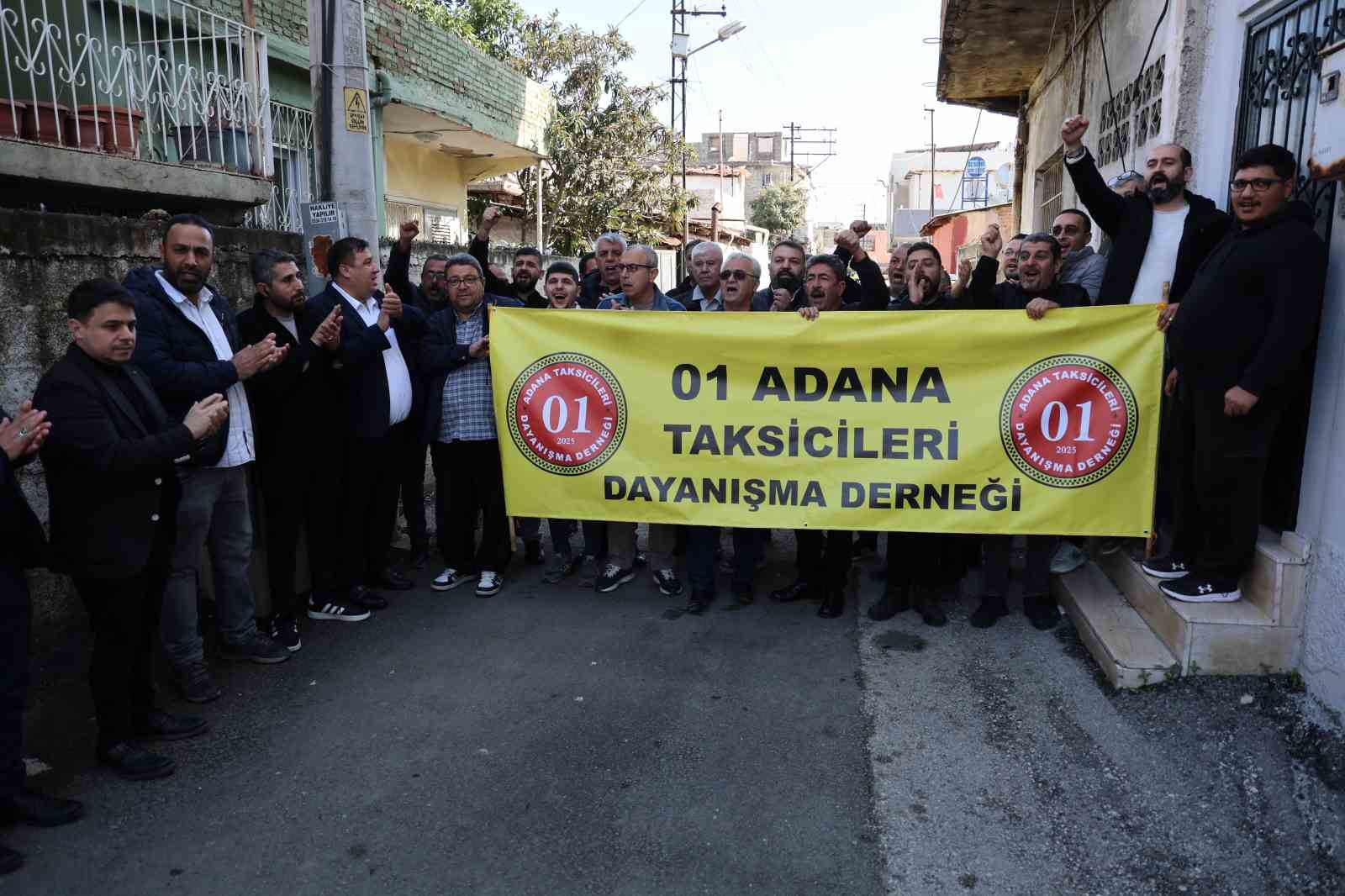 adanada taksicilerden korsan taksi eylemi 0 enpFfEPf