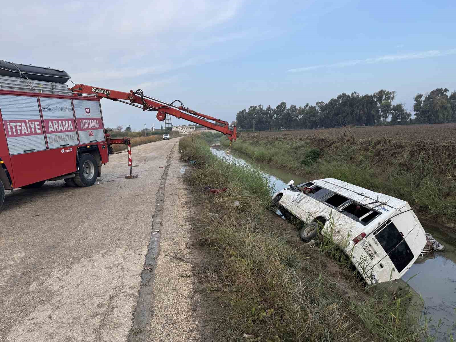 adanada tarim iscileri tasiyan servis kanala dustu 18 yarali 0