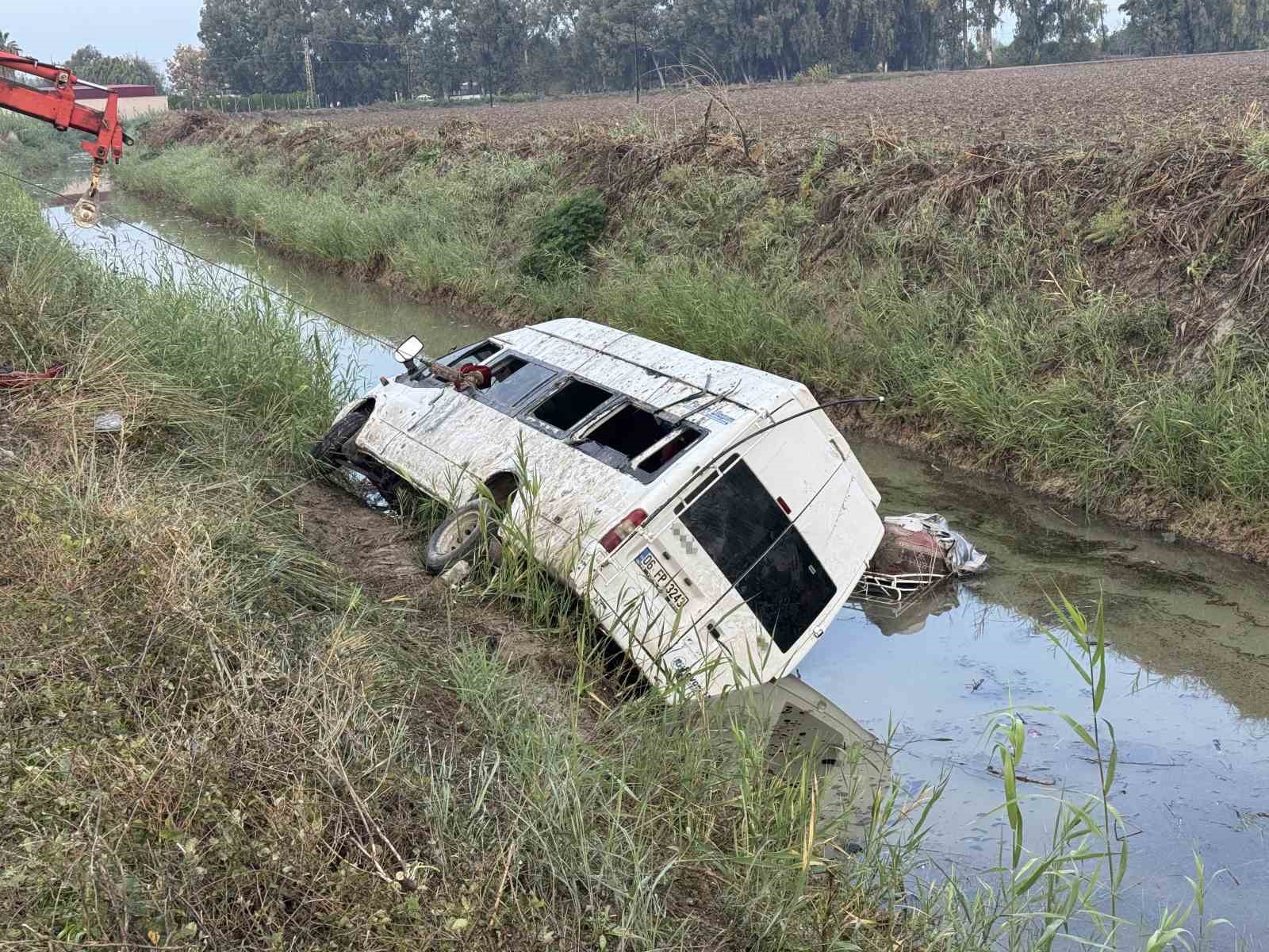 adanada tarim iscileri tasiyan servis kanala dustu 18 yarali 2 mqQyh99T