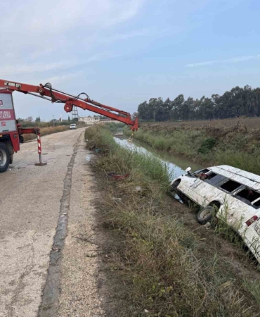 adanada-tarim-iscileri-tasiyan-servis-kanala-dustu-18-yarali-D93WpiBd.jpg