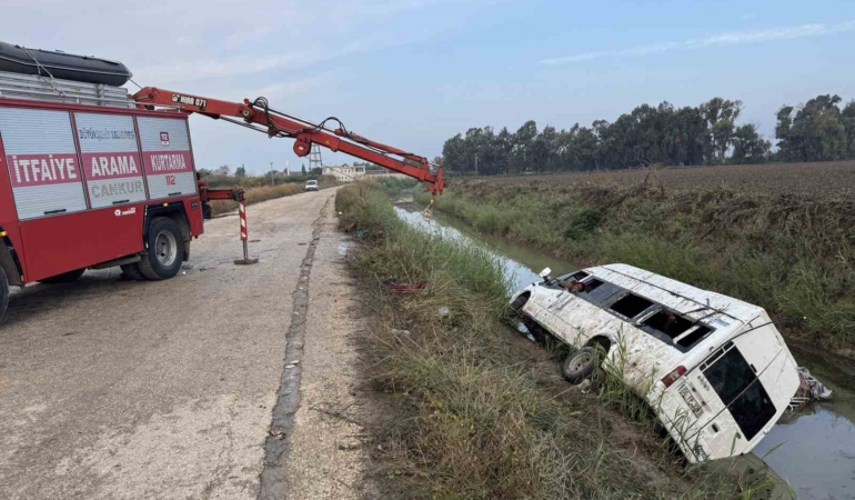 adanada-tarim-iscileri-tasiyan-servis-kanala-dustu-18-yarali-D93WpiBd.jpg
