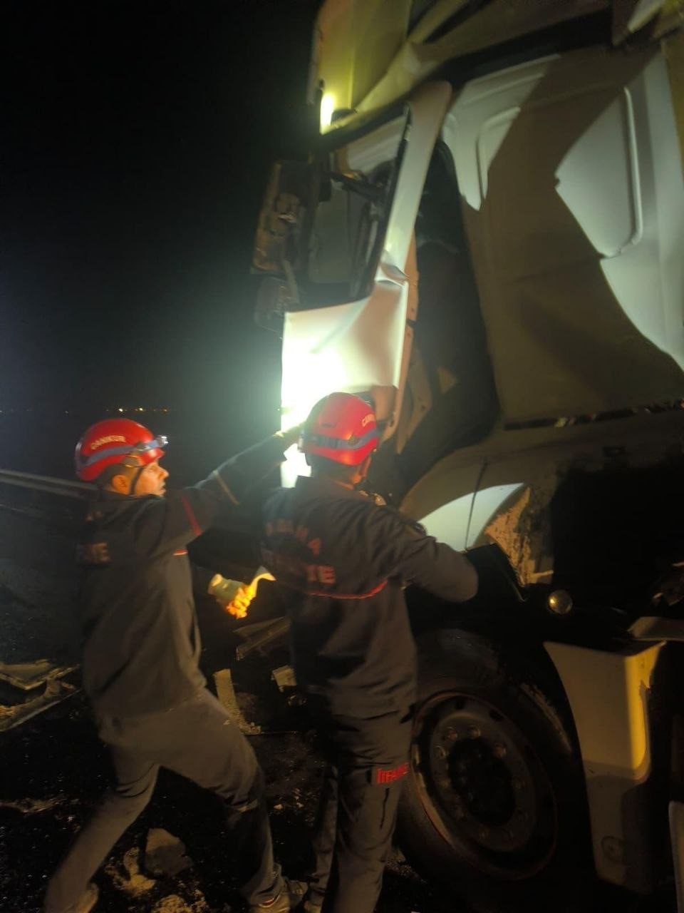 adanada tir otobuse arkadan carpti 14 yarali 0 vQS2BCkM