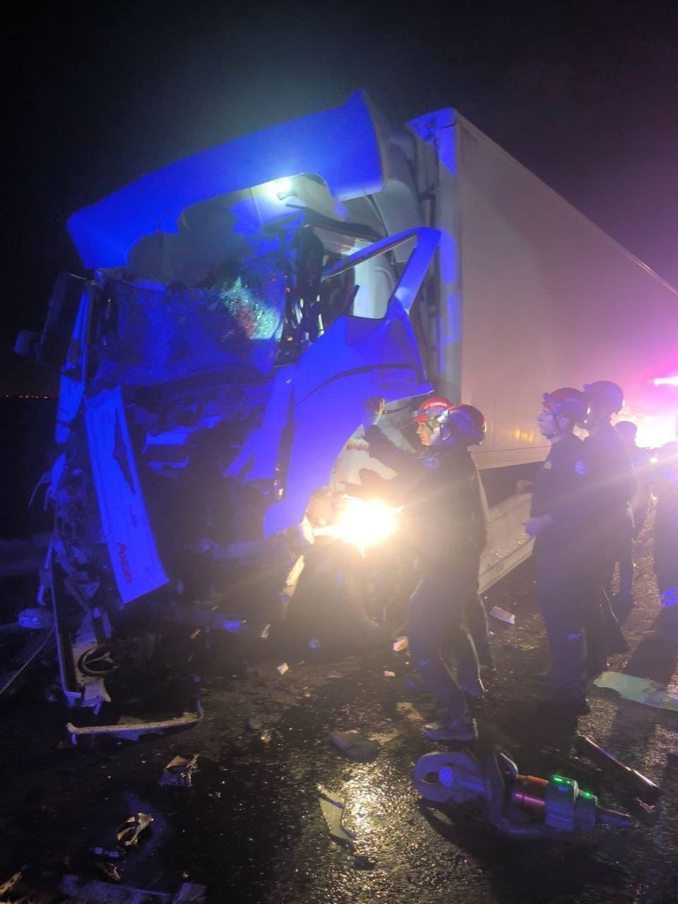 adanada tir otobuse arkadan carpti 14 yarali 1 KeIa3ErW