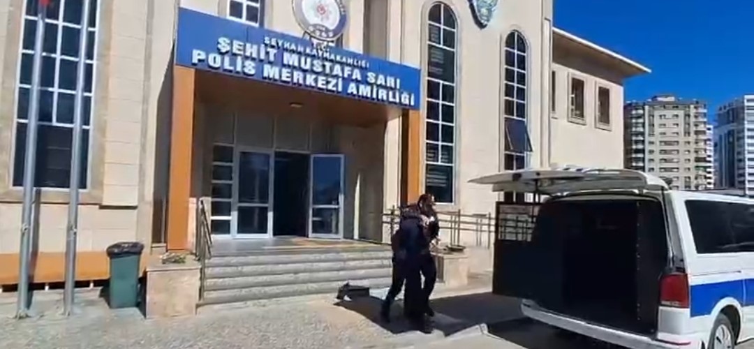 adanada trafikte aractan inip surucuye saldiran iki kisi tutuklandi 0