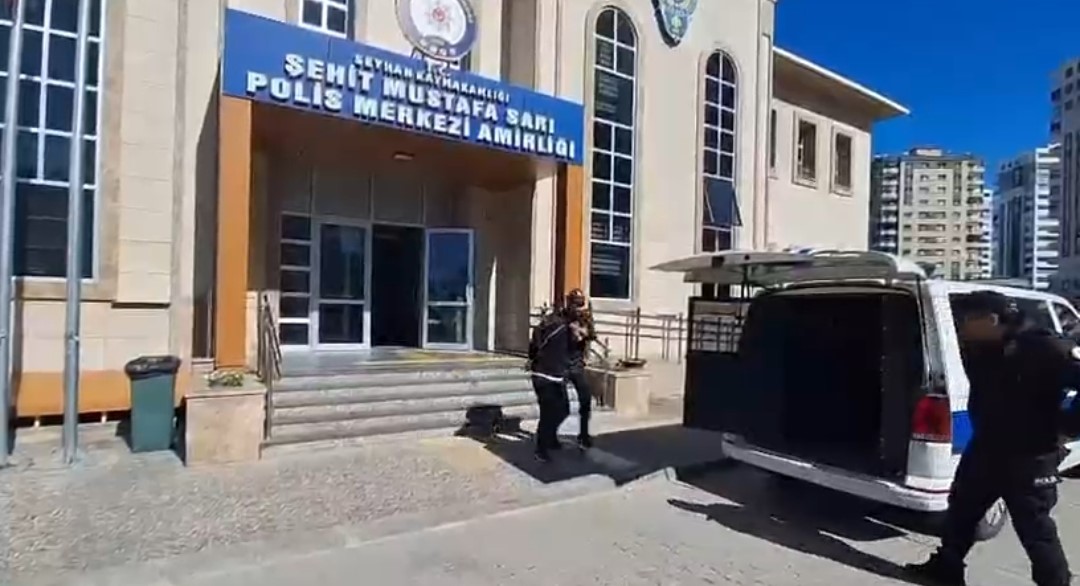 adanada trafikte aractan inip surucuye saldiran iki kisi tutuklandi 1 4pWecYOh