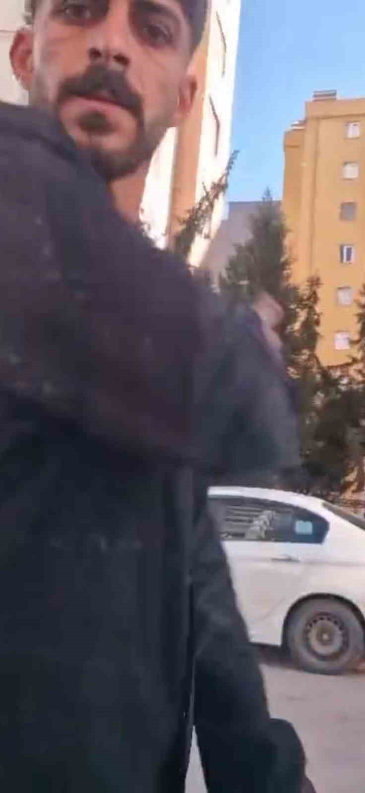 adanada trafikte yol verme kavgasinda aracin onunu kesip saldirdilar 0 zXhkcKyd