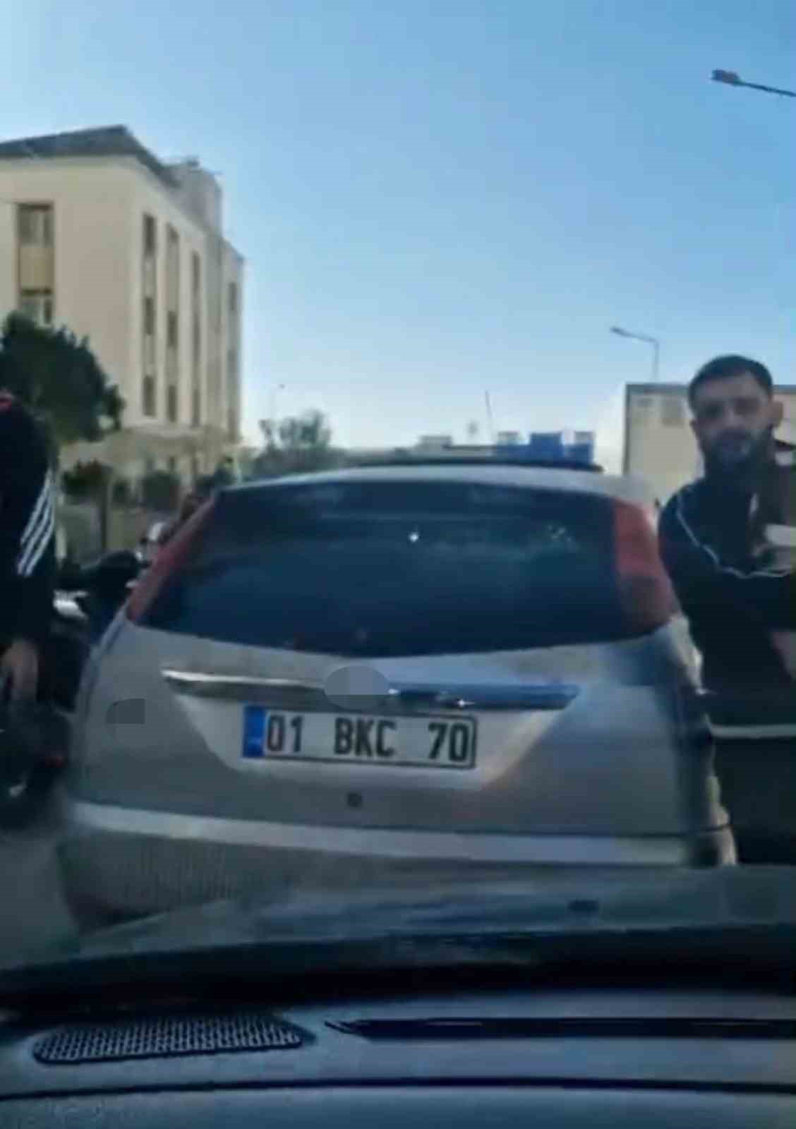 adanada trafikte yol verme kavgasinda aracin onunu kesip saldirdilar 1 YjUD6TpU