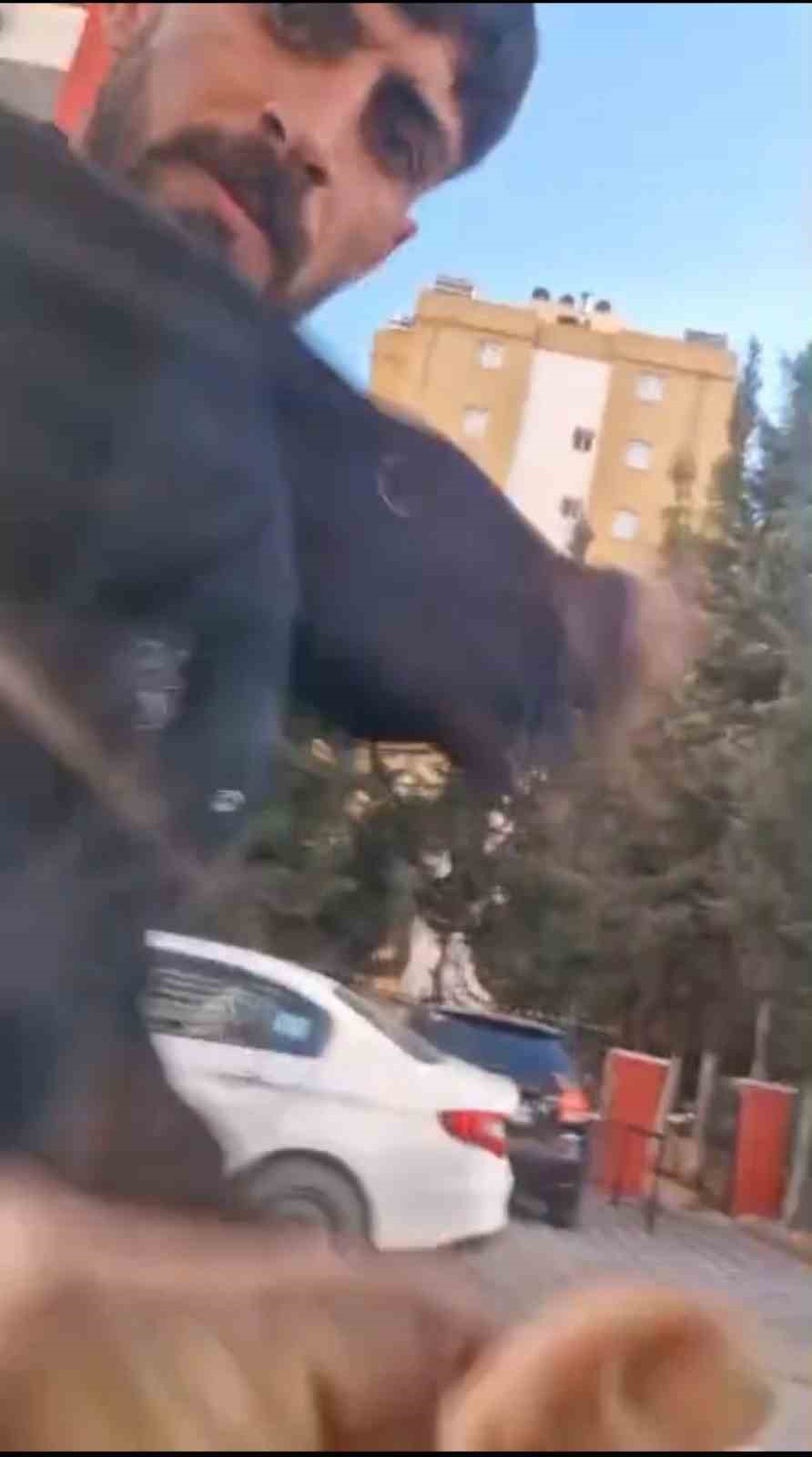 adanada trafikte yol verme kavgasinda aracin onunu kesip saldirdilar 2