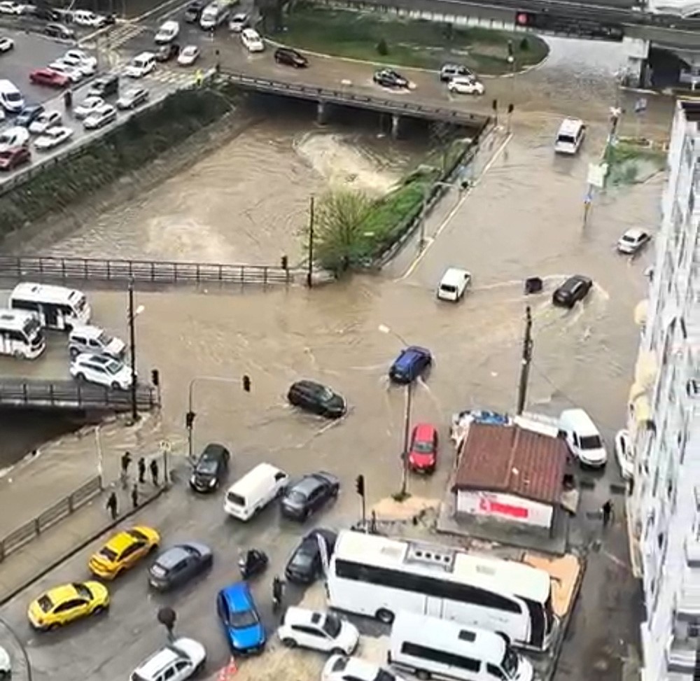 adanada yagmur hayati felc etti dereler tasti yollar gole dondu 1 Znin9X2b