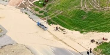 adanada-yagmur-hayati-felc-etti-dereler-tasti-yollar-gole-dondu-vksemCcP.jpg