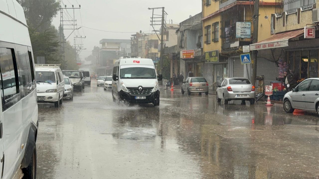 Adana’da yağmur hayatı olumsuz etkiledi: Semt pazarı göle döndü 5 adanada yagmur hayati olumsuz etkiledi semt pazari gole dondu 1 knjPwsXE