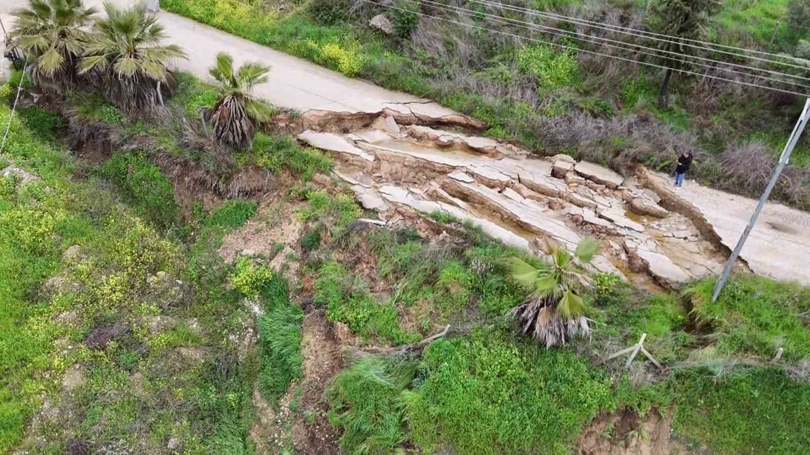 adanada yagmur heyelana neden oldu yol coktu 0 f1EuKaqW