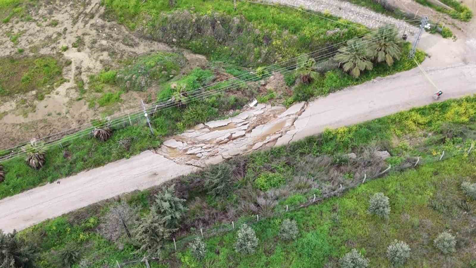 adanada yagmur heyelana neden oldu yol coktu 3 2cJJU7qN