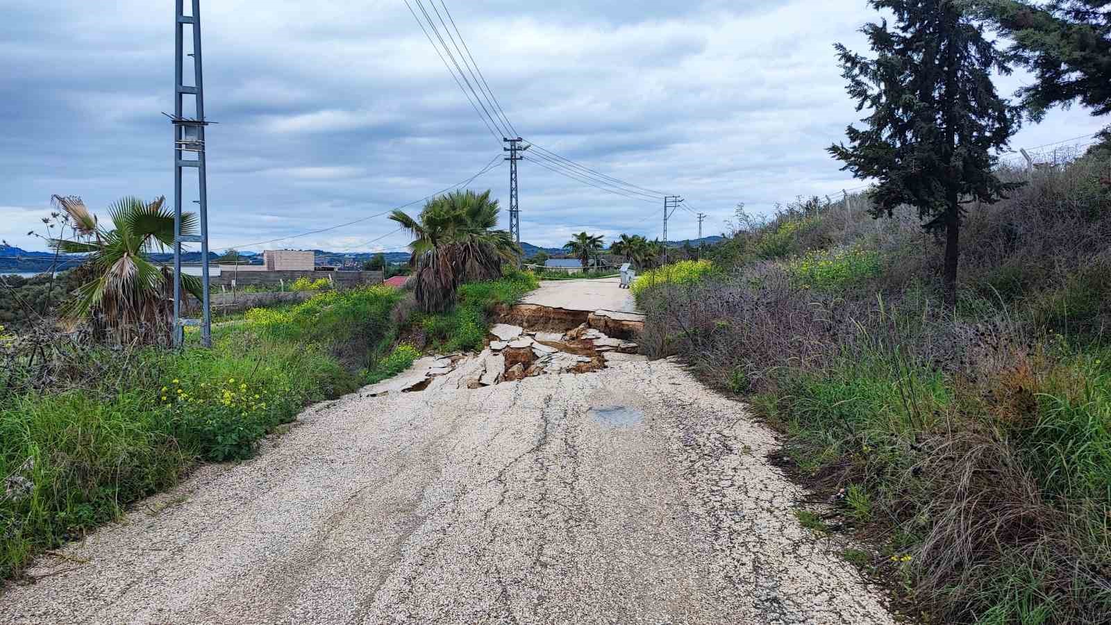adanada yagmur heyelana neden oldu yol coktu 4 1wLWTUBI