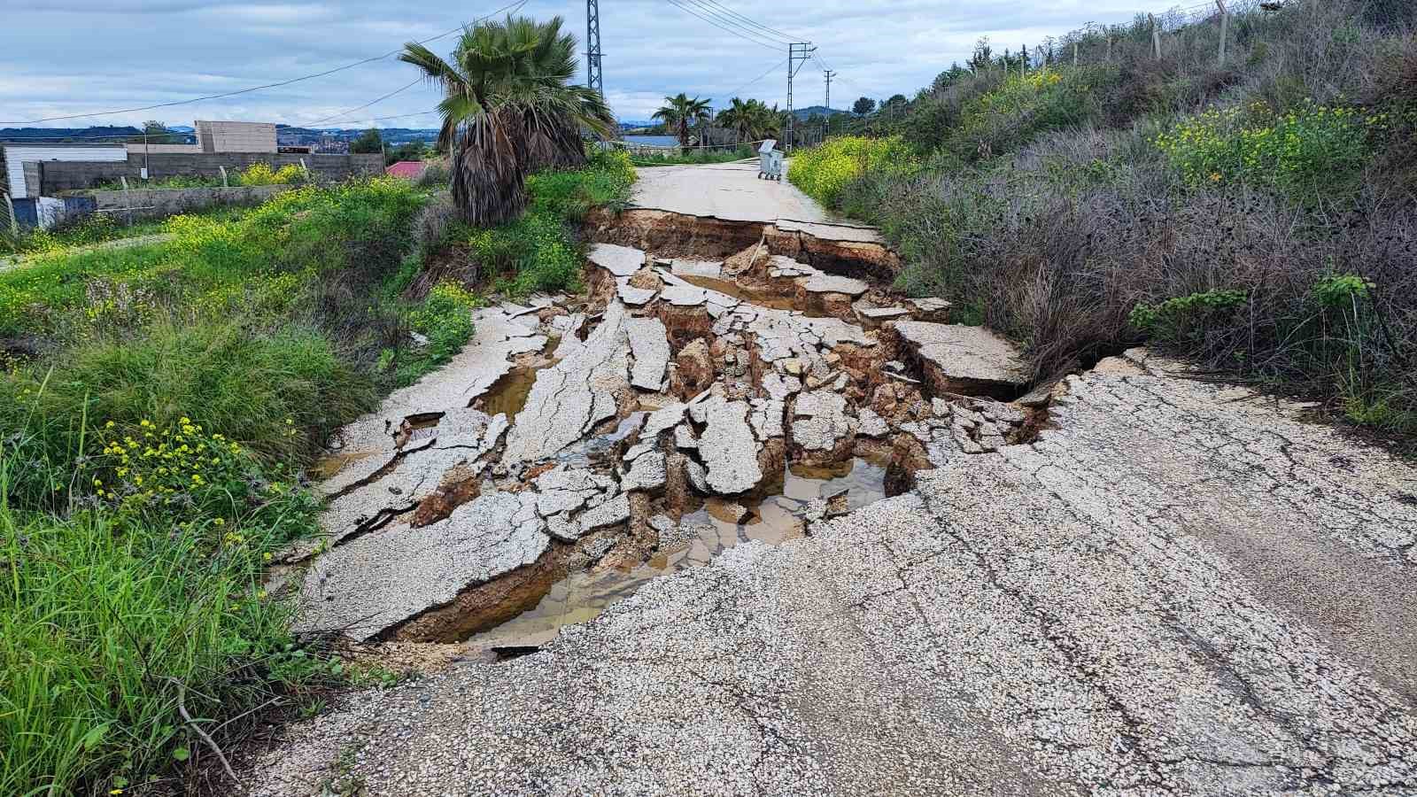 adanada yagmur heyelana neden oldu yol coktu 5