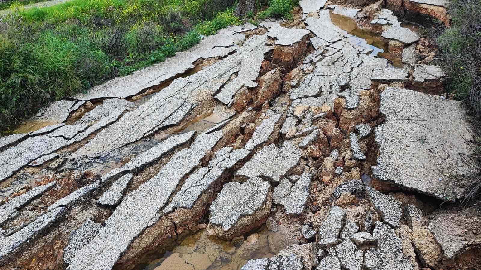 adanada yagmur heyelana neden oldu yol coktu 6 QwK5FjSj