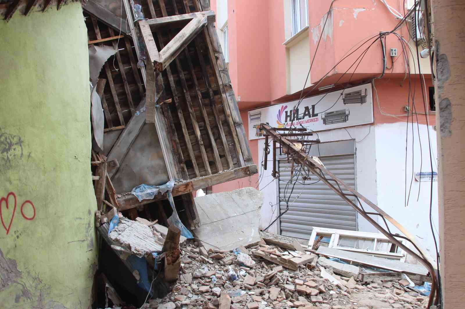 adanada yikilan metruk binanin enkazi 48 gundur kaldirilmadi 2 W2zNFSSn