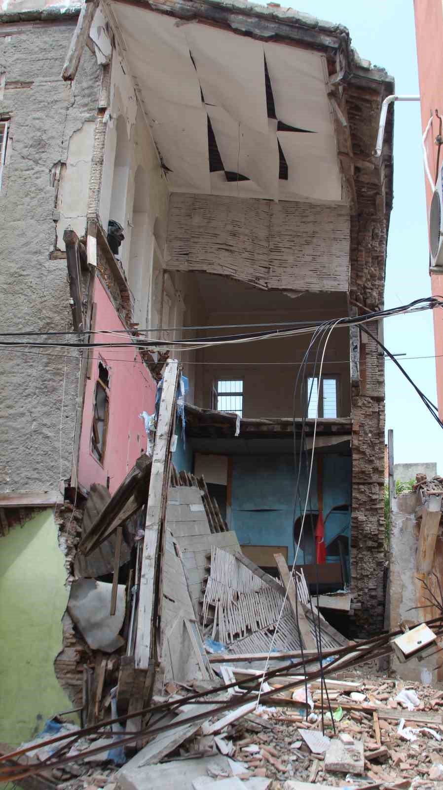 adanada yikilan metruk binanin enkazi 48 gundur kaldirilmadi 4 sQFZehPr