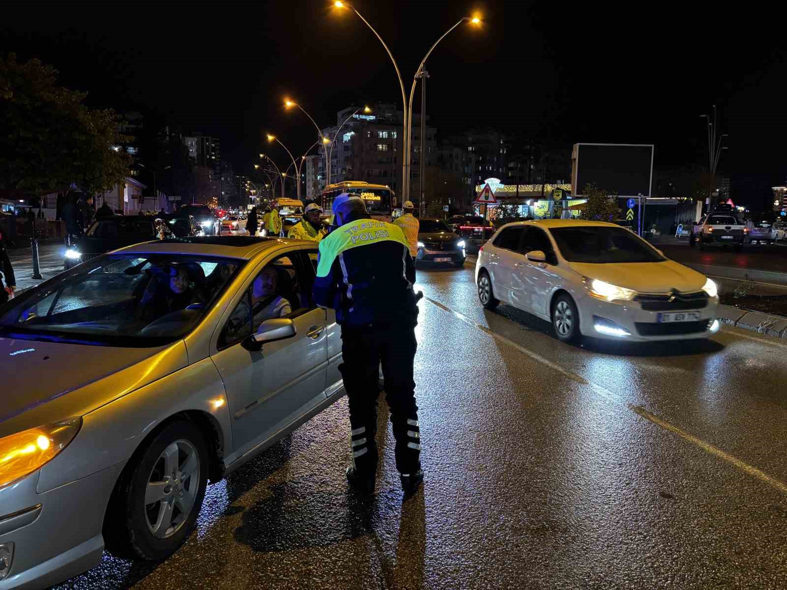 Adana’da "Yılbaşı Huzur ve Güven" uygulaması 6 adanada yilbasi huzur ve guven uygulamasi 2 qTq7R42g