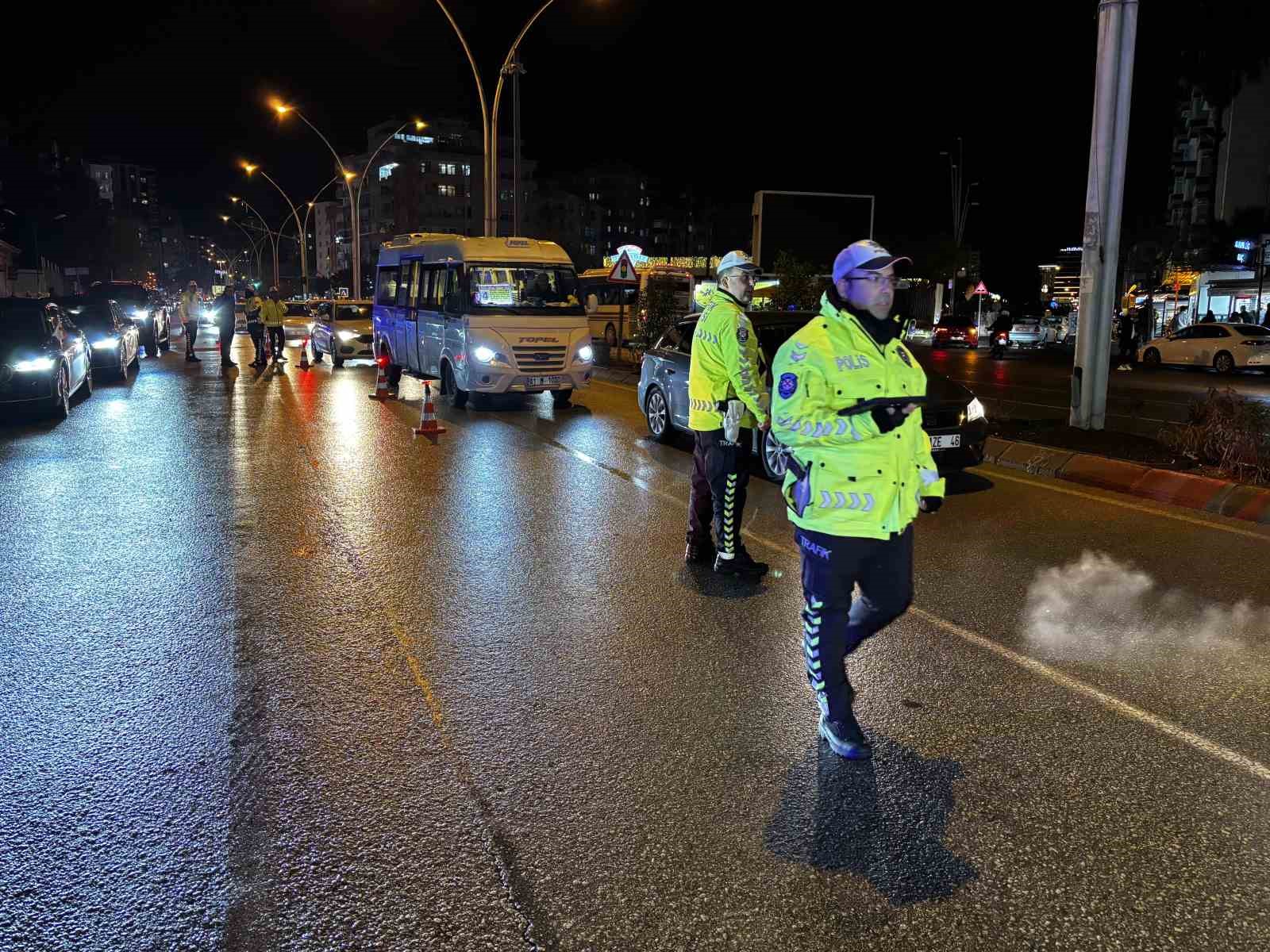 Adana’da "Yılbaşı Huzur ve Güven" uygulaması 7 adanada yilbasi huzur ve guven uygulamasi 3 84fJ46EL