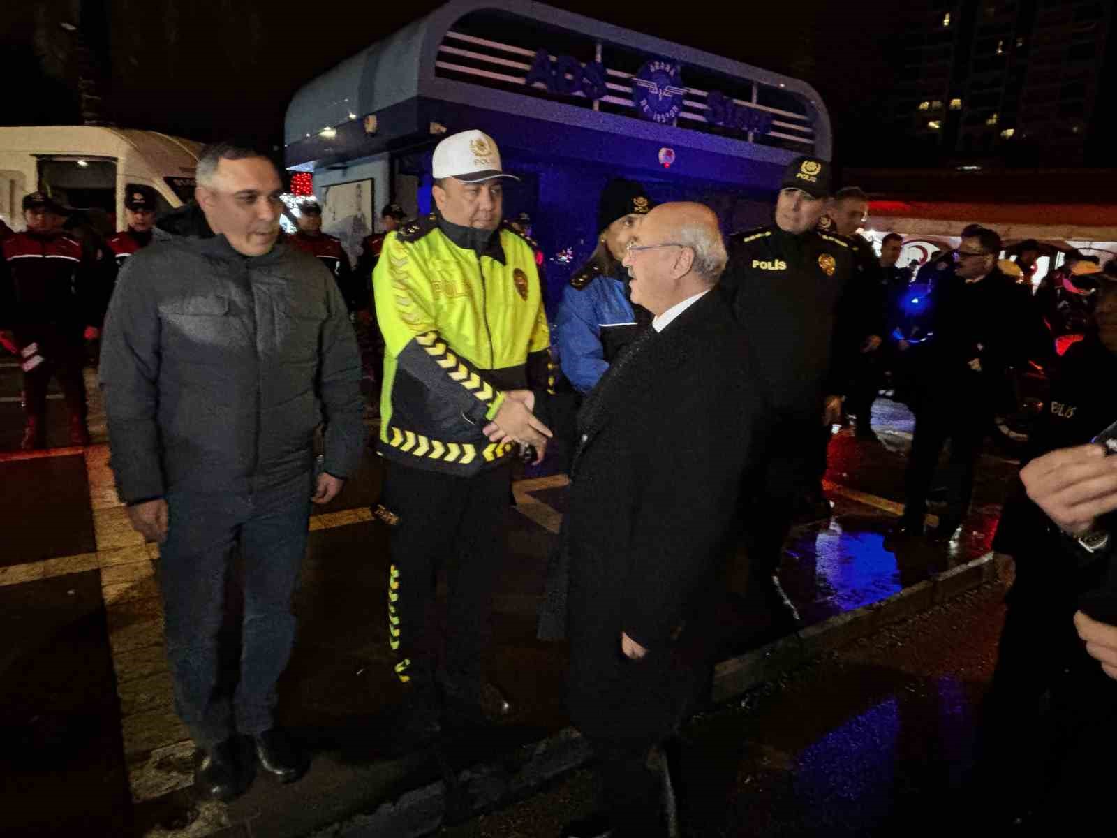 Adana’da "Yılbaşı Huzur ve Güven" uygulaması 8 adanada yilbasi huzur ve guven uygulamasi 4 gfXi7wsX