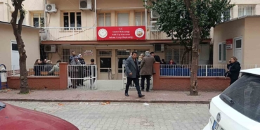 adanada-yol-kesip-bicakla-saldirdilar-17-yasindaki-cocuk-oldu-2-agabeyi-yaralandi-Xq7XSHtH.jpg