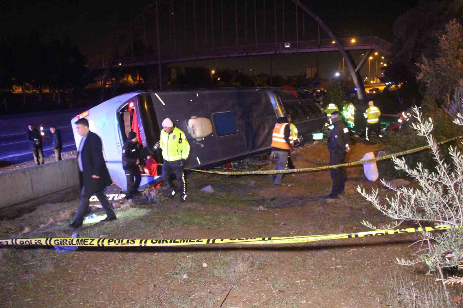 adanada yolcu otobusu devrildi 8 yarali 0 uDHEpQ7t