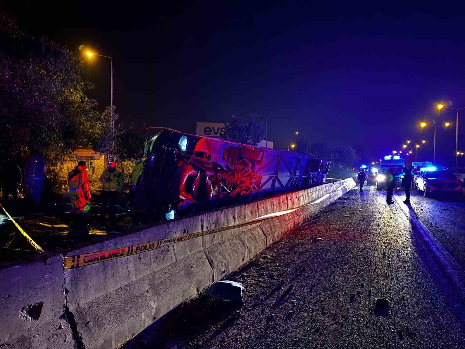 adanada yolcu otobusu devrildi 8 yarali 3 uycgCEsm