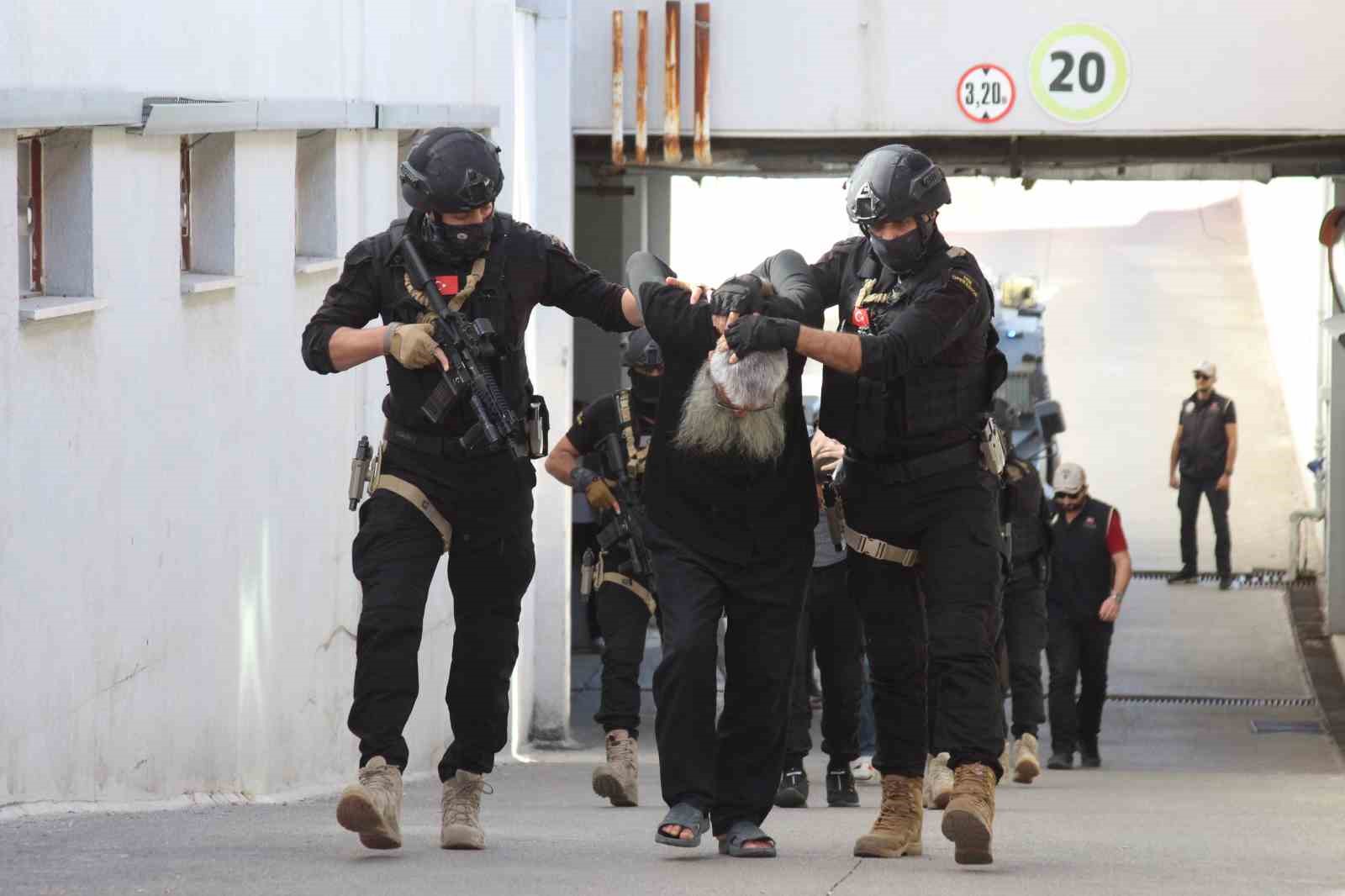 adanadaki deas operasyonu sozde turkiye emiri ile birlikte 6 supheli tutuklandi 0 QVm3R21h