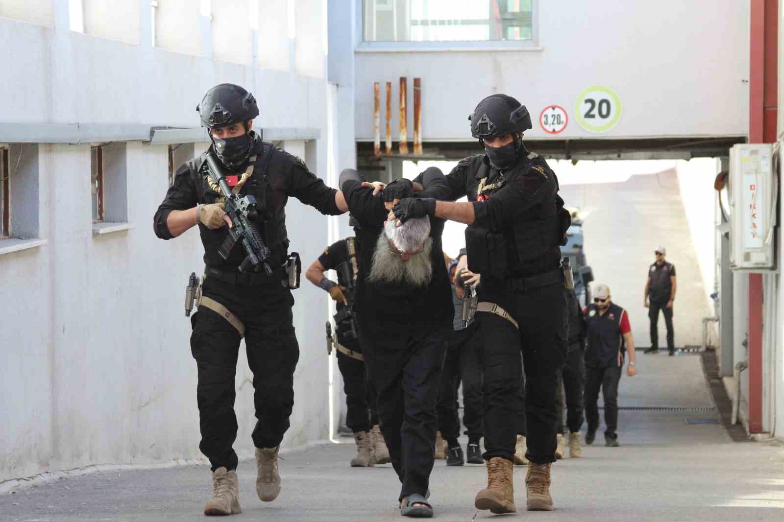 adanadaki deas operasyonu sozde turkiye emiri ile birlikte 6 supheli tutuklandi 1 9IdTEWMT