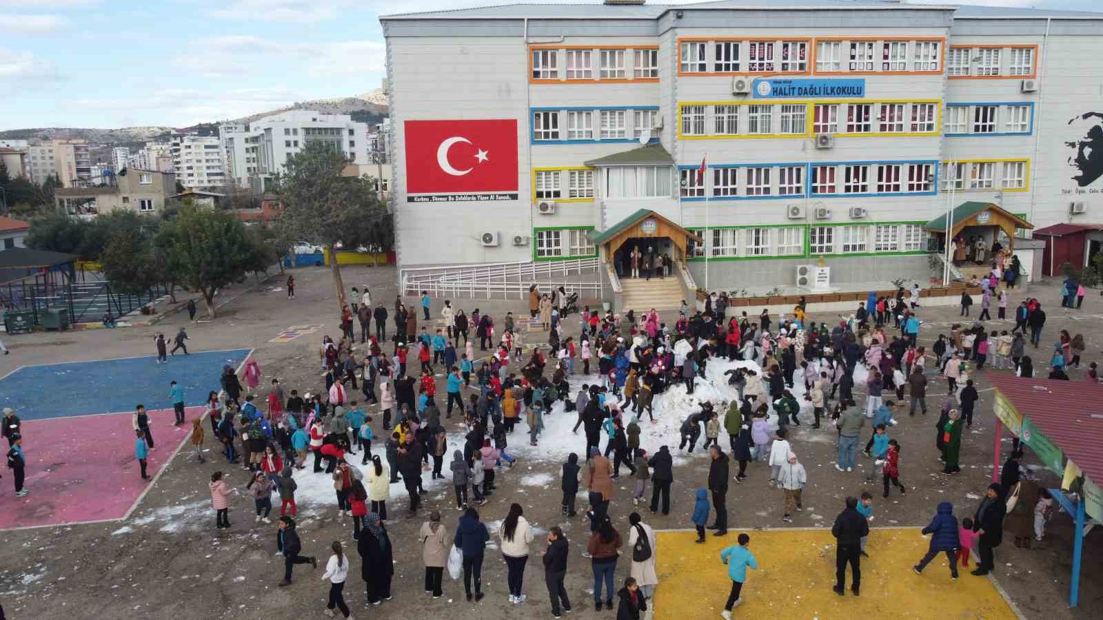 adanali ogrencilerin kamyon kamyon kar mutlulugu 4 Zbm1EH6W