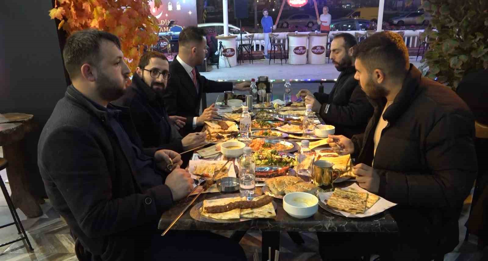 adanalilar ilk iftarda kebapcilara akin etti 0 aJEnPIay