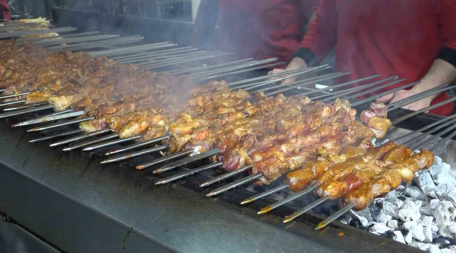 adanalilar ilk iftarda kebapcilara akin etti 1 uuyDakpw