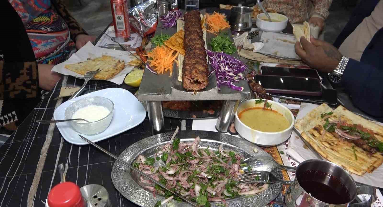 adanalilar ilk iftarda kebapcilara akin etti 2 Hg7w8yr3