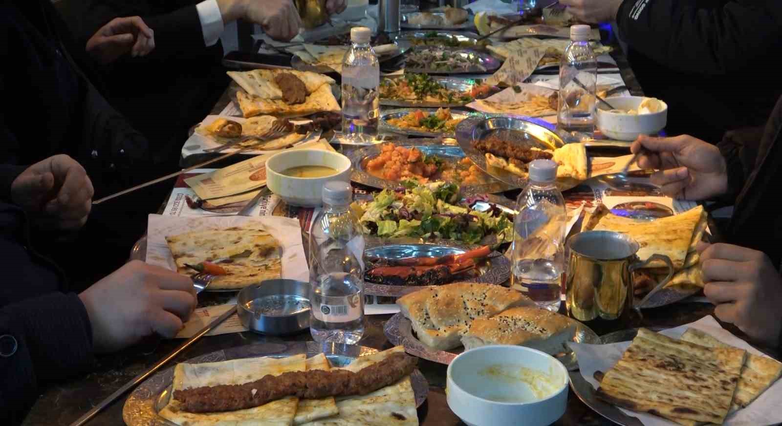 adanalilar ilk iftarda kebapcilara akin etti 3