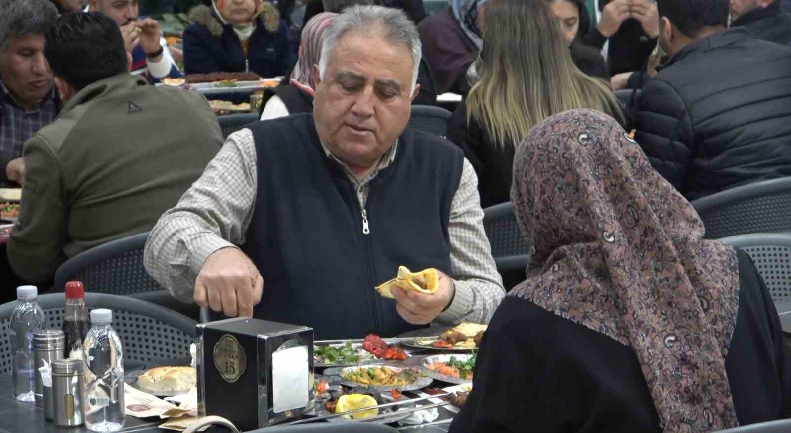 adanalilar ilk iftarda kebapcilara akin etti 4 yW5JIWN3