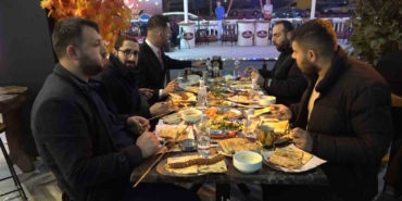 adanalilar-ilk-iftarda-kebapcilara-akin-etti-phXKq4Df.jpg