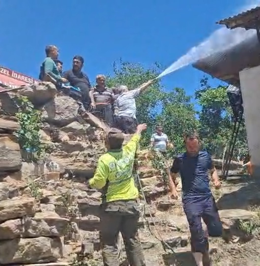 adananin feke ilcesinde yangin cikan ev kullanilamaz hale geldi 2
