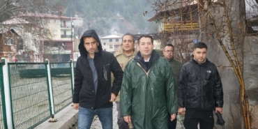 adananin-feke-saimbeyli-ve-kozan-ilcelerinde-sel-sonrasi-yogun-mesai-2RaH4HMZ.jpg