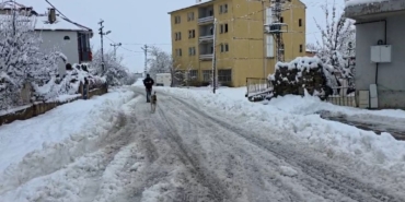 adananin-o-ilcesinde-kar-hayati-durdurdu-yollar-kapandi-okullar-tatil-edildi-CbbPZS6p.jpg