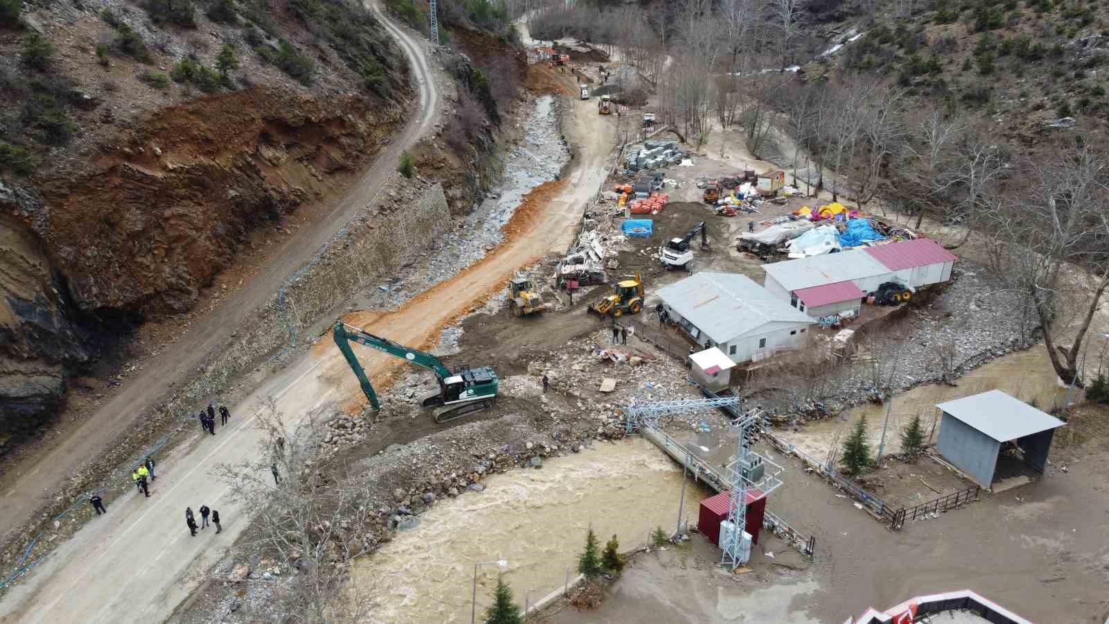 adanayi kayseri ve sivasa baglayan guzergahta ulasim kontrollu saglaniyor 0 YOmyMwtZ