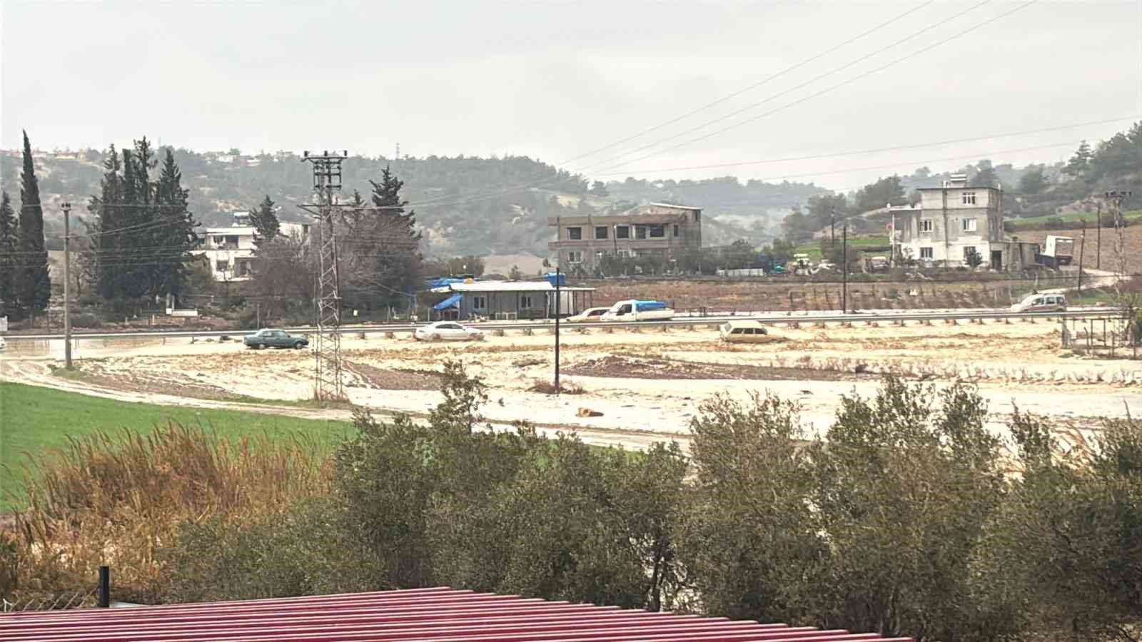 adanayi saganak vurdu gole donen caddelerde araclar mahsur kaldi 0 vl19kt8e