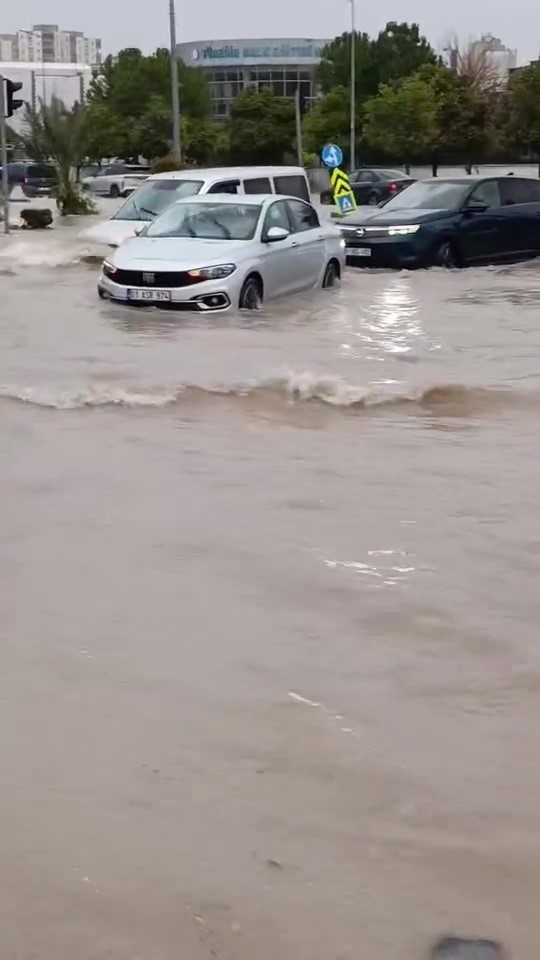adanayi saganak vurdu gole donen caddelerde araclar mahsur kaldi 1
