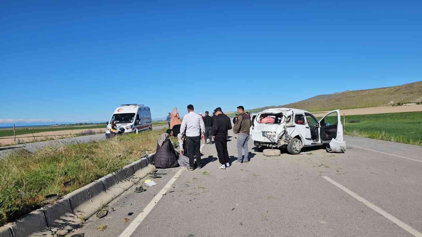 adilcevazda bayram ziyaretinde donenlerin icerisinde bulundugu arac kaza yapti 3 yarali 1 UQuvHfTP