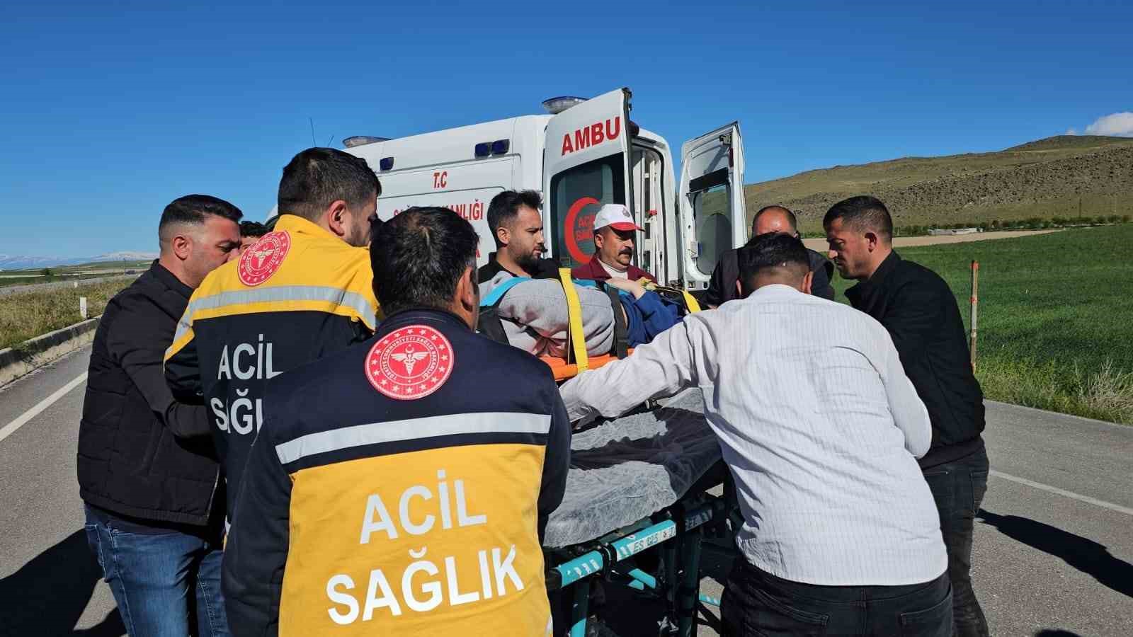 adilcevazda bayram ziyaretinde donenlerin icerisinde bulundugu arac kaza yapti 3 yarali 3 X2JN4ZuW