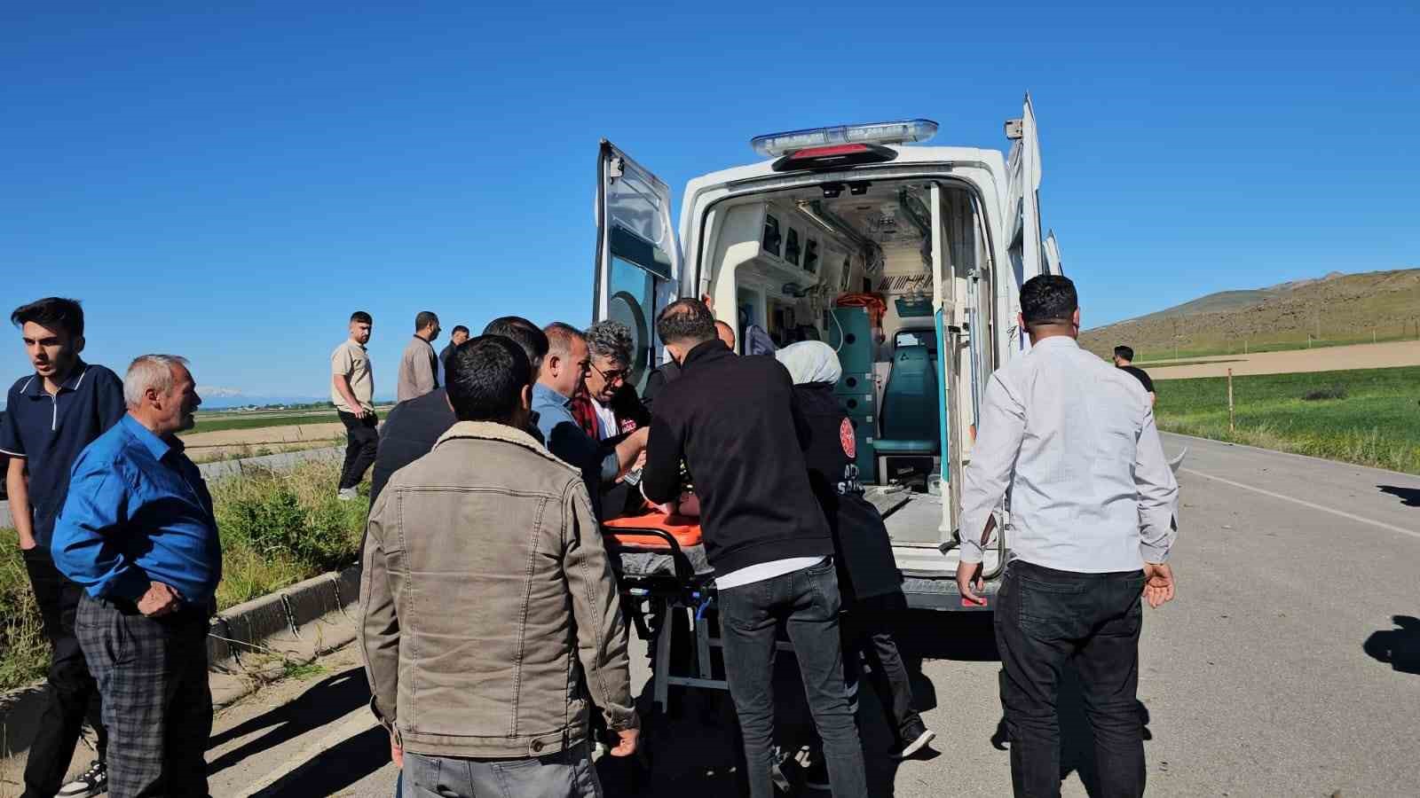 adilcevazda bayram ziyaretinde donenlerin icerisinde bulundugu arac kaza yapti 3 yarali 4 ltqd2UTn