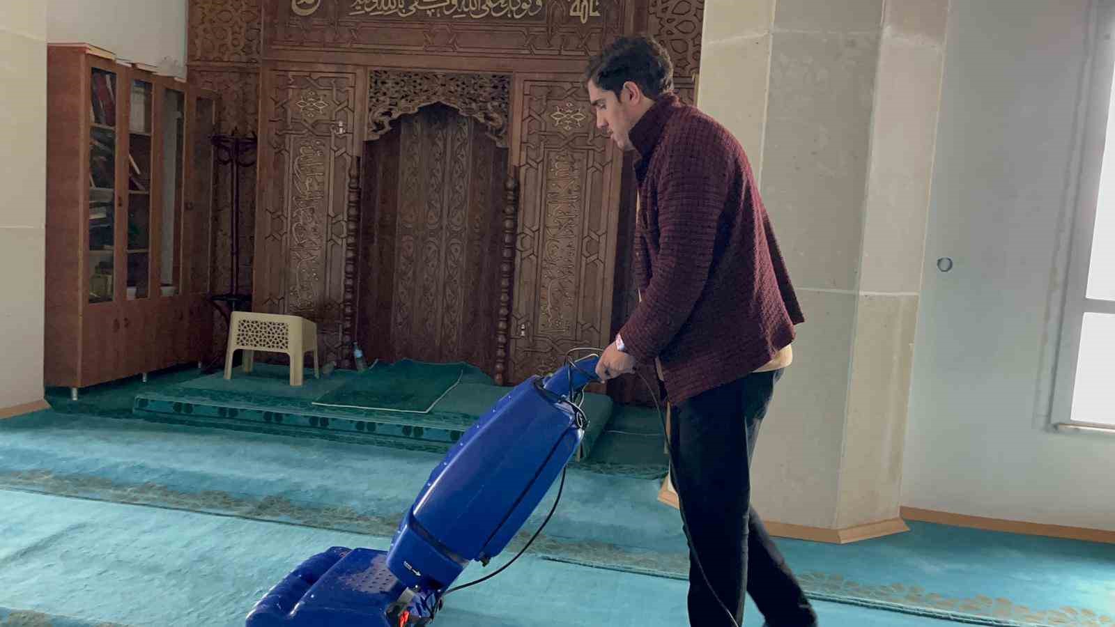 adilcevazda camiye cirkin saldiri halilar uzerinde sigara izmaritleri sonduruldu 5 nd6GEKOQ