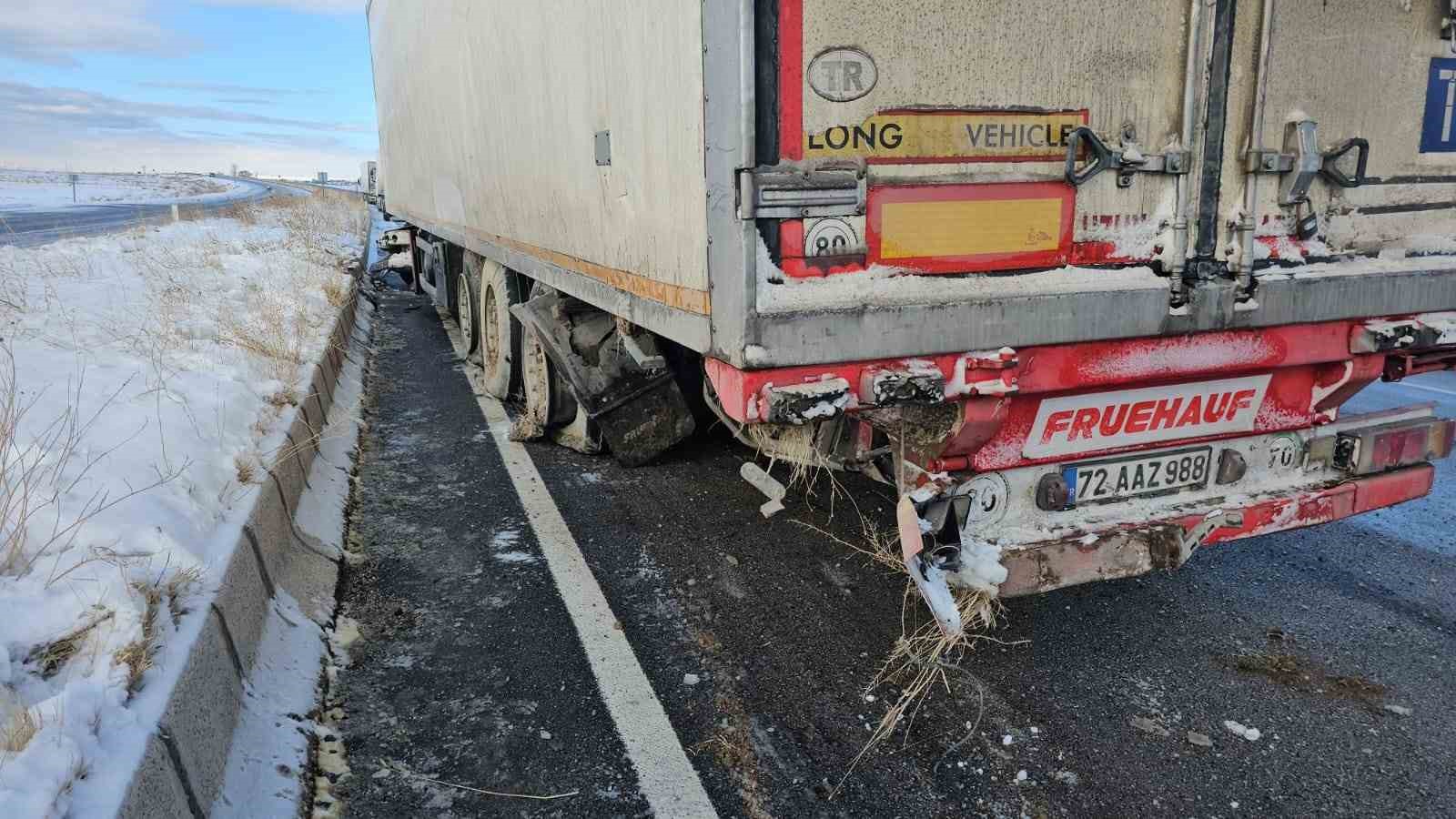 adilcevazda karpuz yuklu tir kaza yapti 1 yarali 1