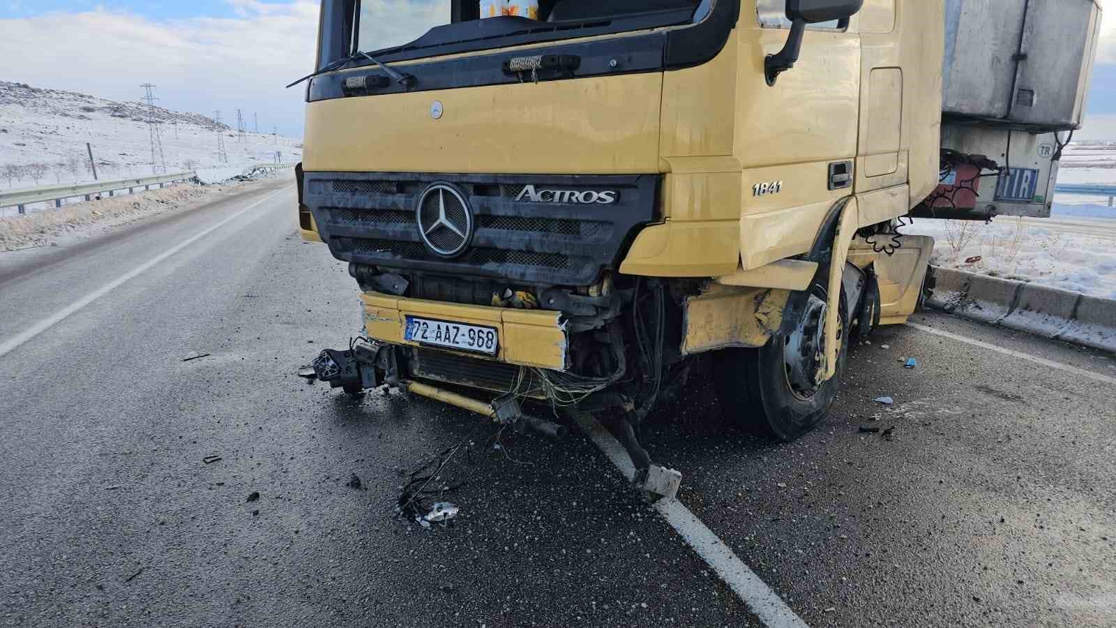 adilcevazda karpuz yuklu tir kaza yapti 1 yarali 2 NjAYaq8e