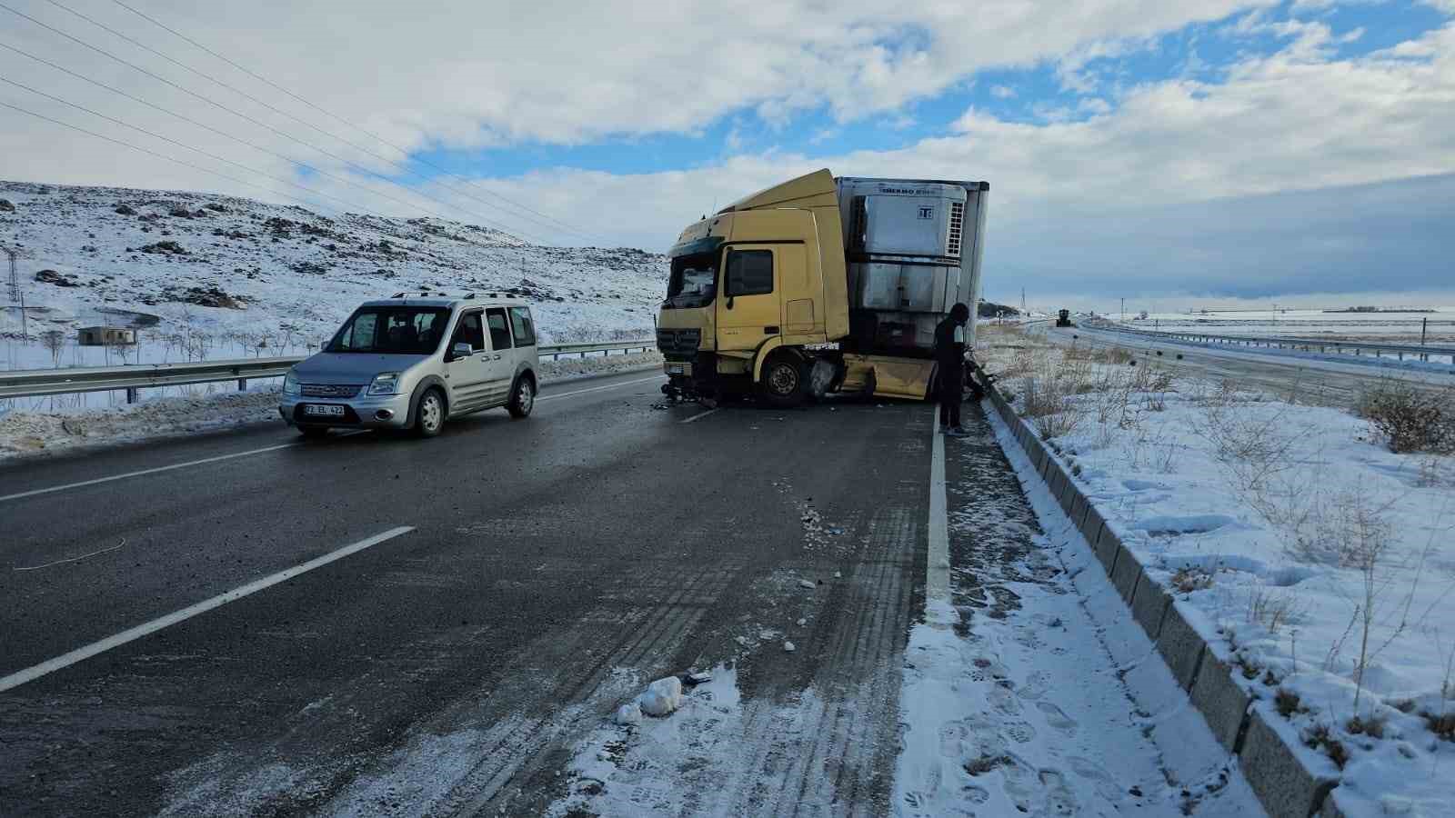 adilcevazda karpuz yuklu tir kaza yapti 1 yarali 4 41kbciSu